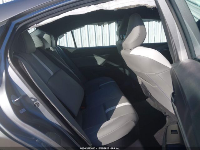 Toyota Camry Se Image 16