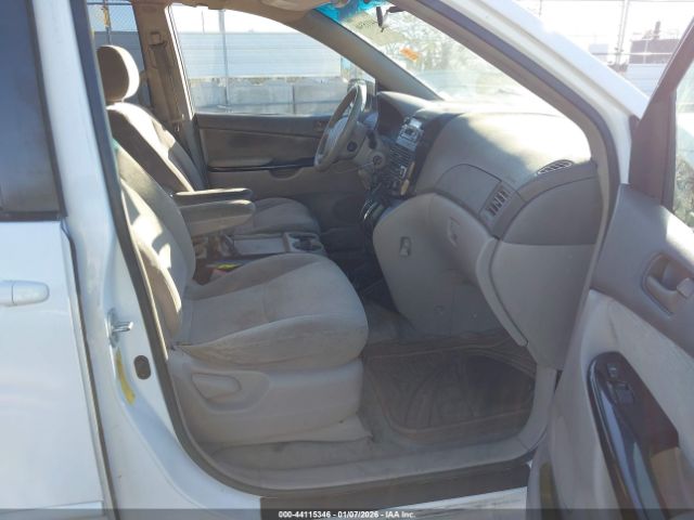 Toyota Sienna Le Image 6