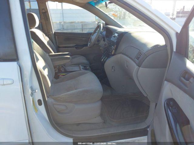 Toyota Sienna Le Image 6