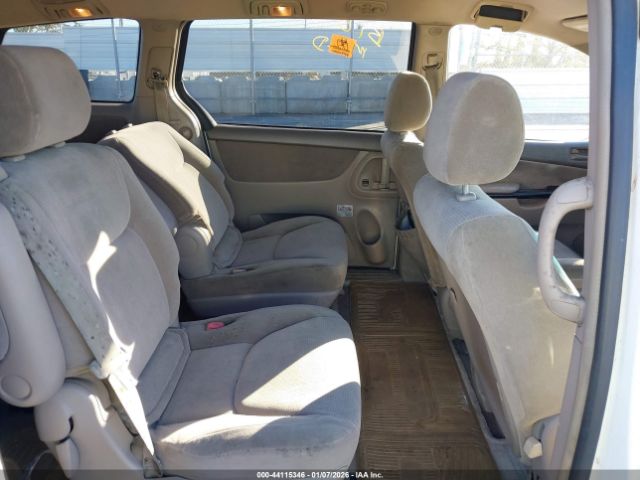 Toyota Sienna Le Image 9