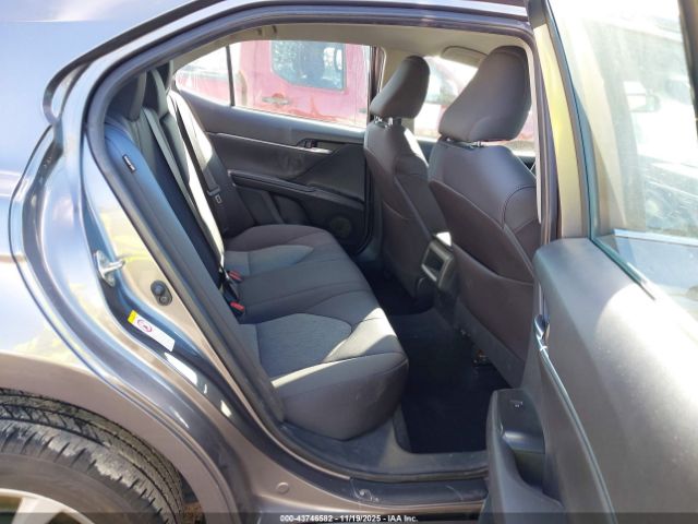 Toyota Camry Le Image 3