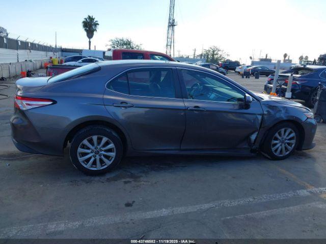 Toyota Camry Le Image 15