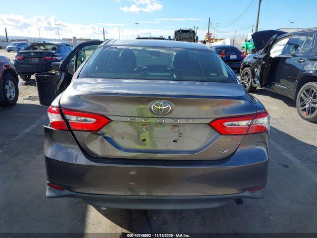 Toyota Camry Le Image 5