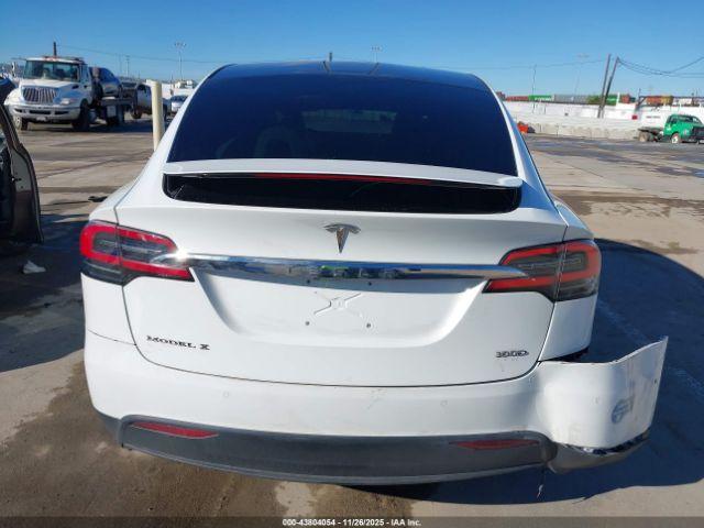 Tesla Model X Image 11