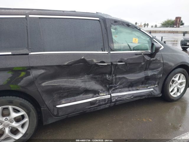 Chrysler Pacifica Touring-l Plus Image 12