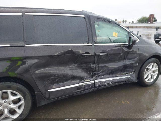 Chrysler Pacifica Touring-l Plus Image 12