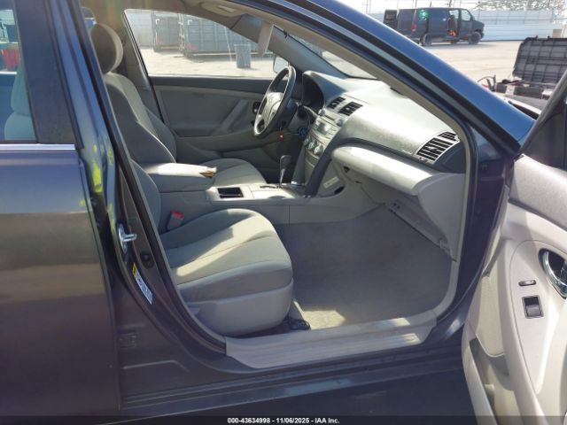 Toyota Camry Le Image 10