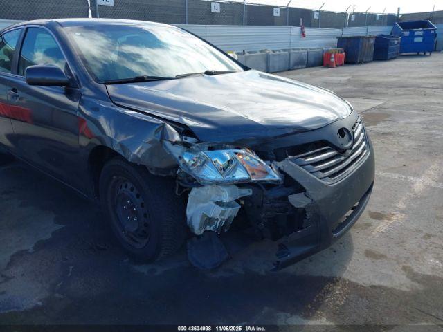 Toyota Camry Le Image 9