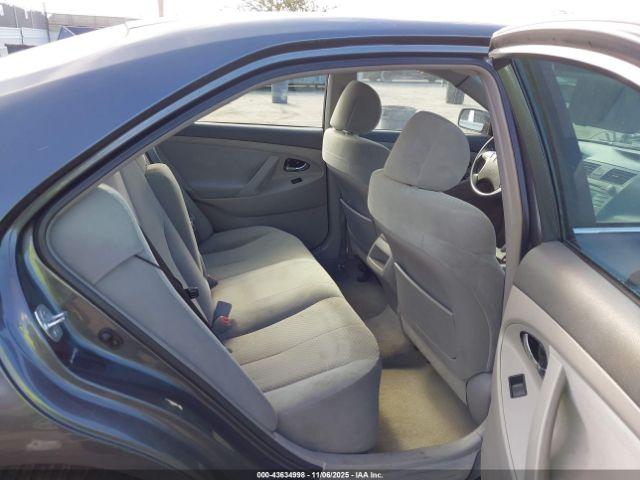 Toyota Camry Le Image 4