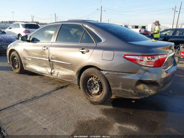 Toyota Camry Le Image 4