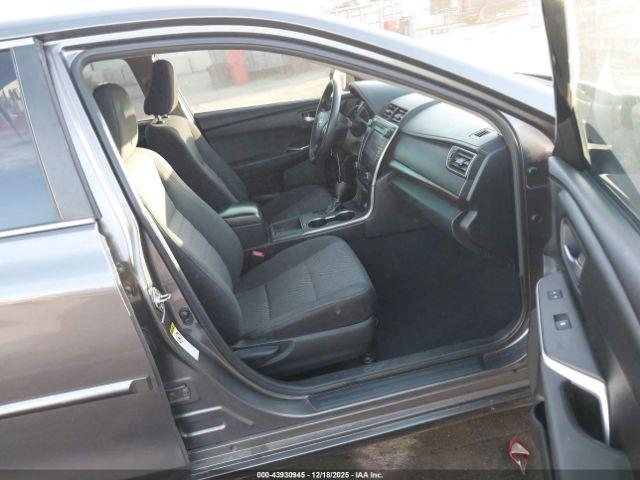 Toyota Camry Le Image 10