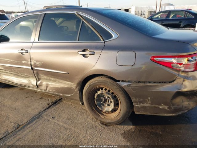 Toyota Camry Le Image 8