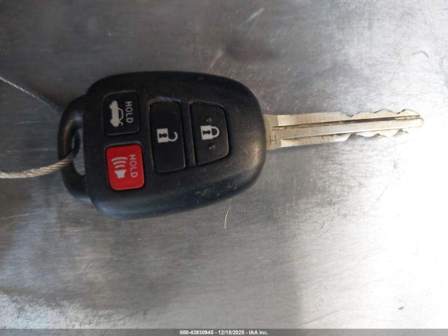 Toyota Camry Le Image 11