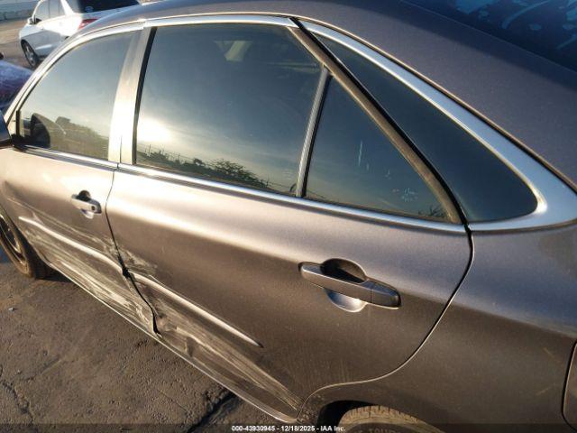 Toyota Camry Le Image 3