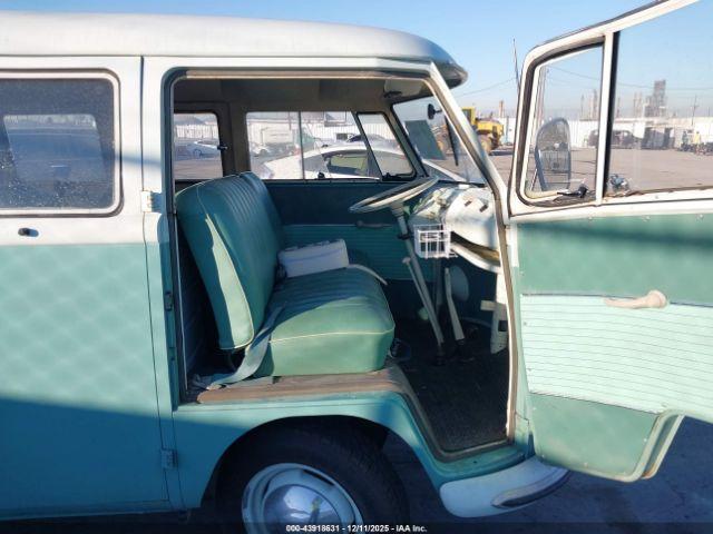 Volkswagen Bus Image 6