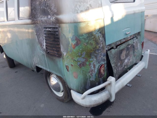 Volkswagen Bus Image 3