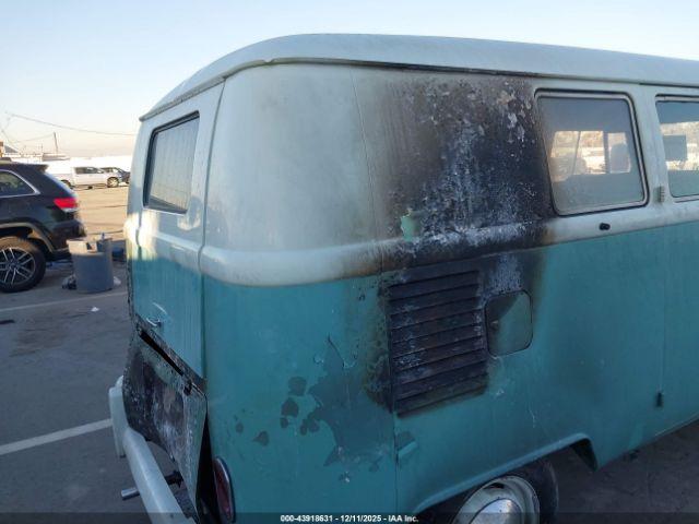 Volkswagen Bus Image 14