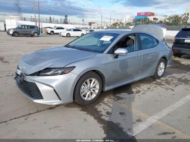 Toyota Camry Le Image 4