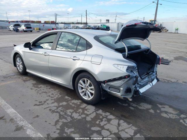 Toyota Camry Le Image 16