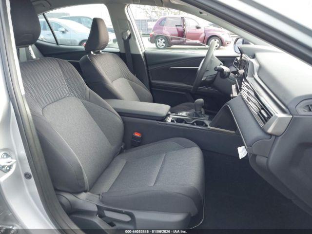 Toyota Camry Le Image 10