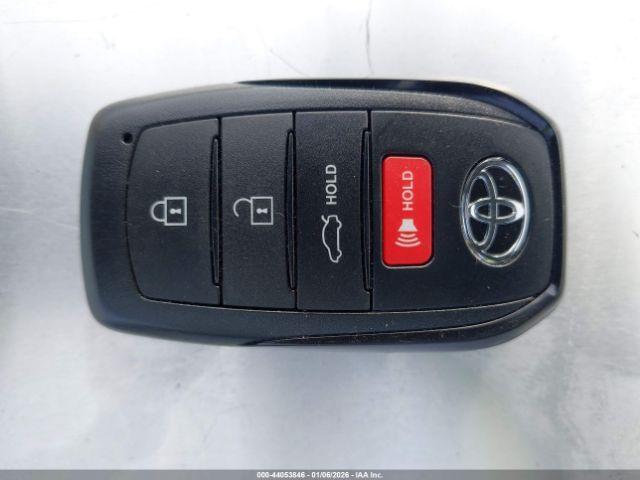 Toyota Camry Le Image 11