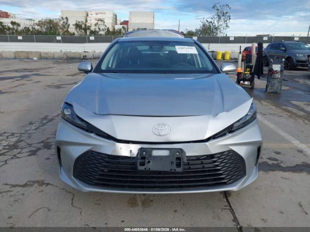 Toyota Camry Le Image 9