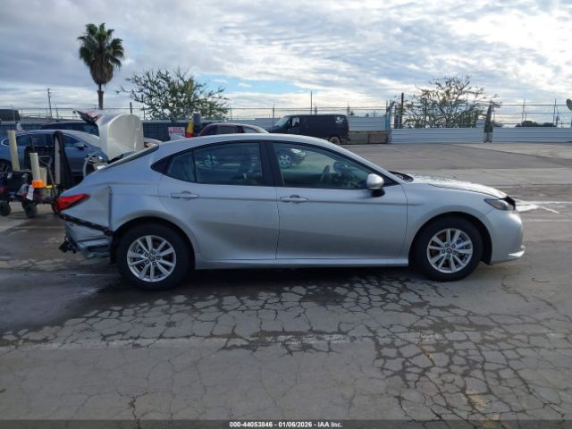 Toyota Camry Le Image 5