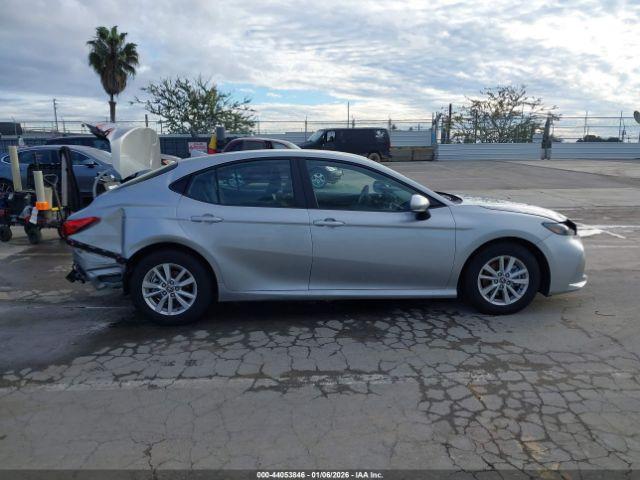 Toyota Camry Le Image 5