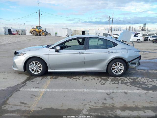 Toyota Camry Le Image 12