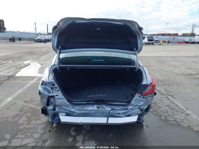 Toyota Camry Le Image 6