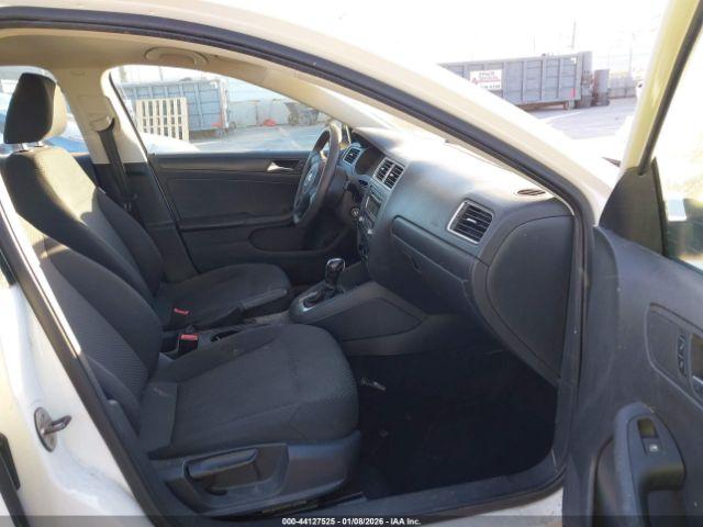 Volkswagen Jetta S Image 8